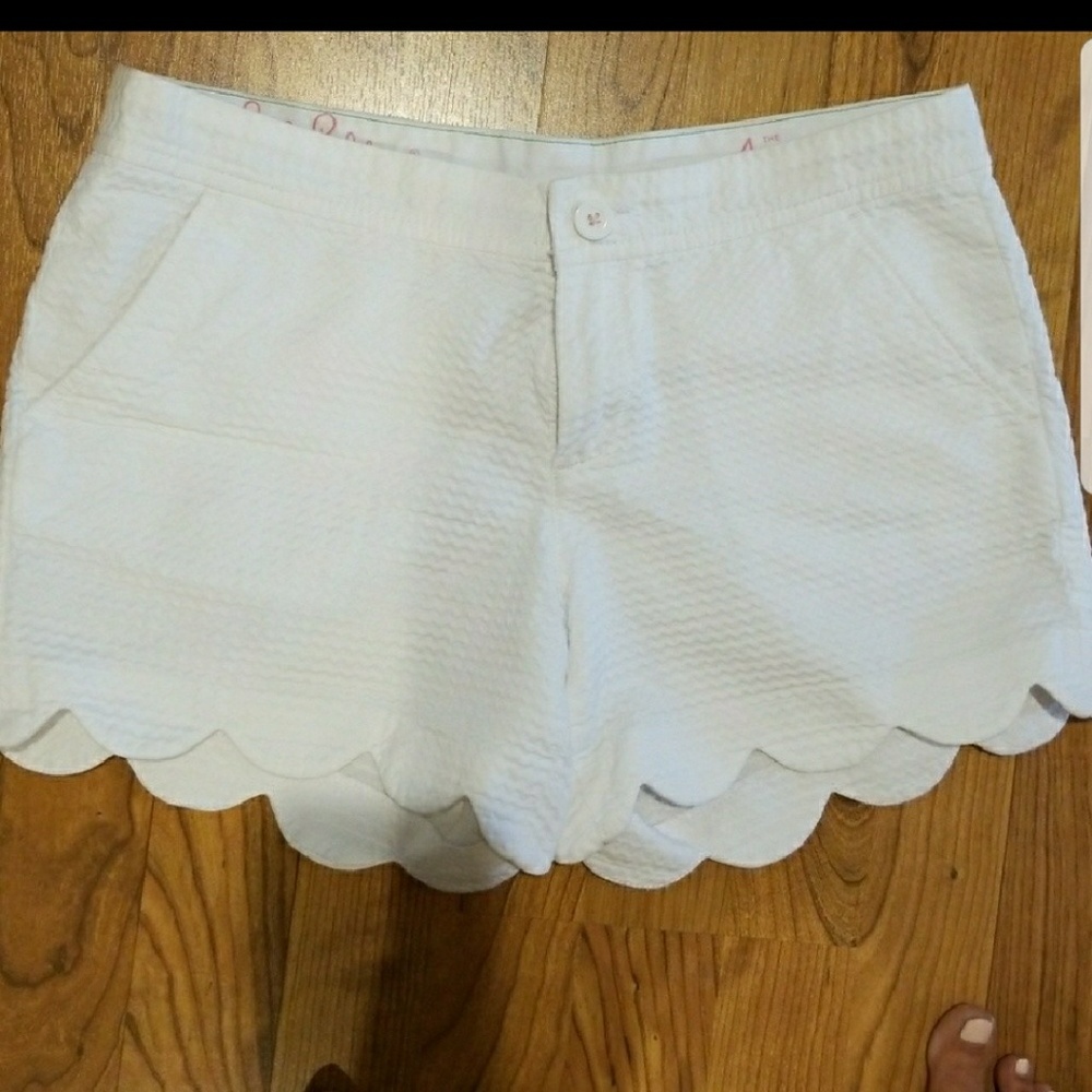 Lilly Pulitzer white scalloped buttercup shorts